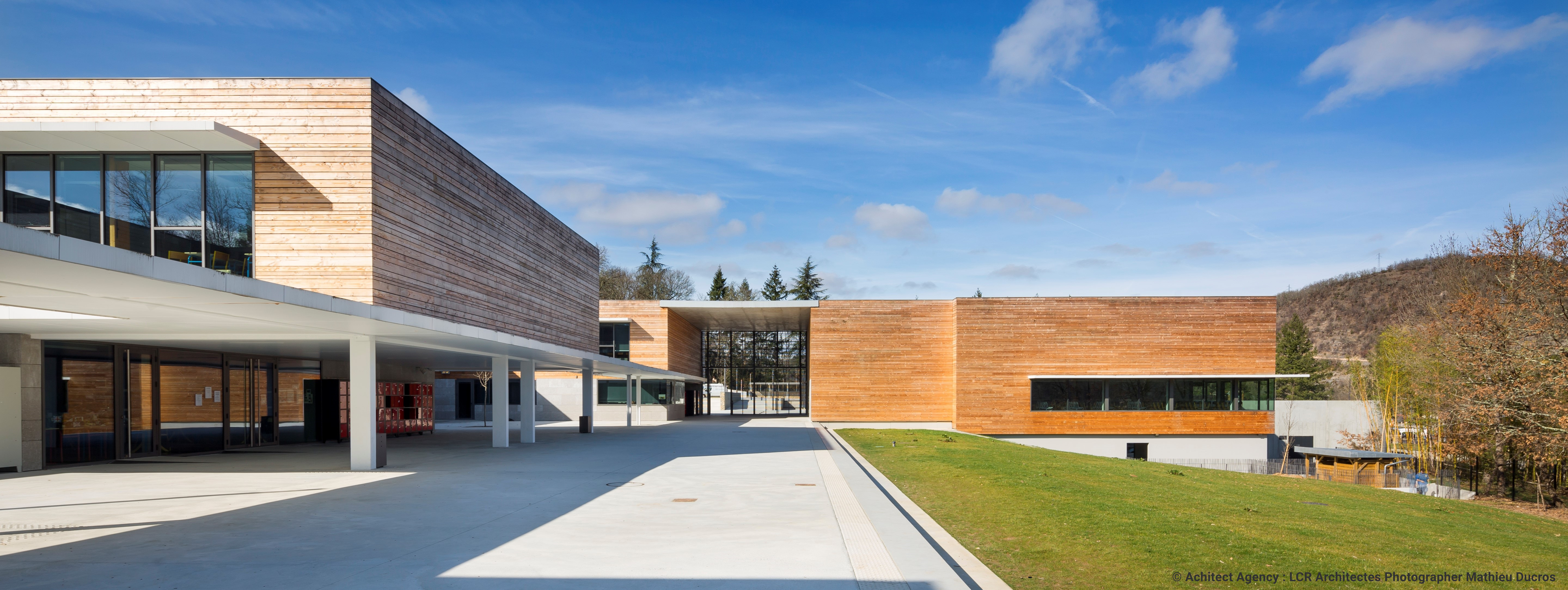 Achitect Agency : LCR Architectes - Photographer Mathieu Ducros  - TECHNAL Metal Builder Réalco - TECHNAL Solutions utilisées : GEODE Curtain Walls, SOLEAL Doors and Chassis